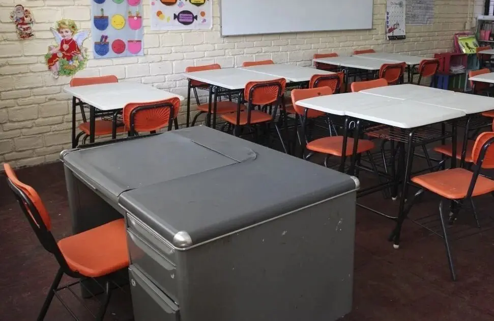 Aula de una escuela vacía por no haber clases. Foto: Infobae.