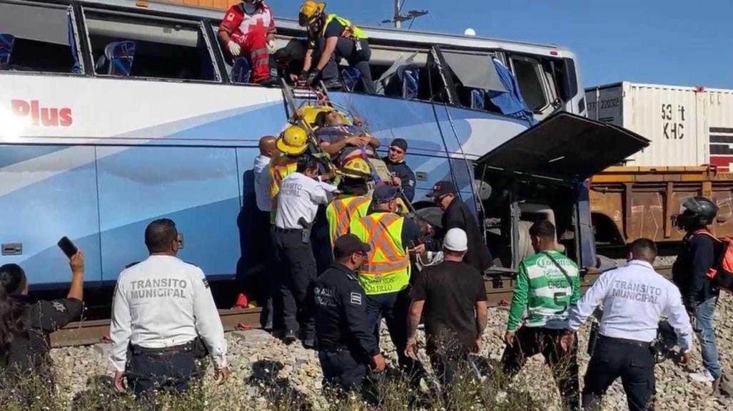 Accidente entre tren y autobús deja ocho heridos en Saltillo