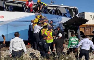 Accidente entre tren y autobús deja ocho heridos en Saltillo