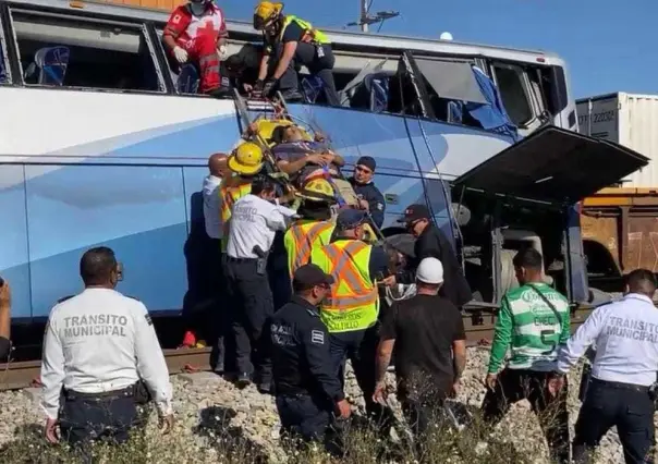 Accidente entre tren y autobús deja ocho heridos en Saltillo