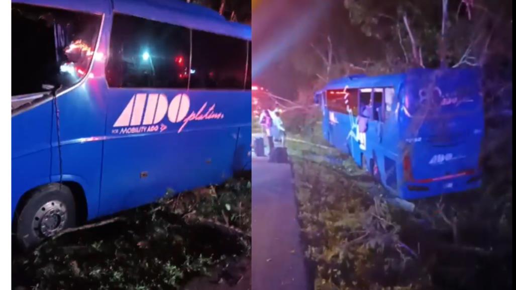 Autobús de ADO se sale de la carretera en la autopista Mérida-Cancún