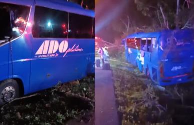 Autobús de ADO se sale de la carretera en la autopista Mérida-Cancún