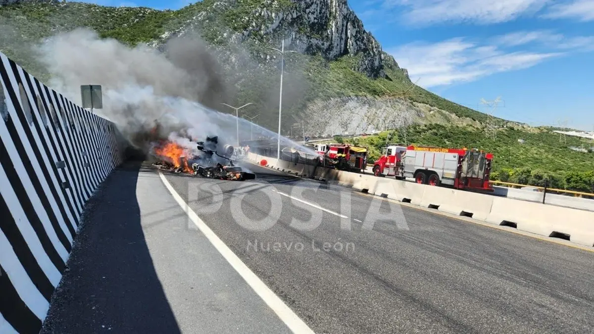 Elementos de Bomberos Nuevo León combaten las llamas tras el choque de un tracto camión de carga y una camioneta en la autopista a Saltillo, en Santa Catarina. Foto: Raymundo Elizalde