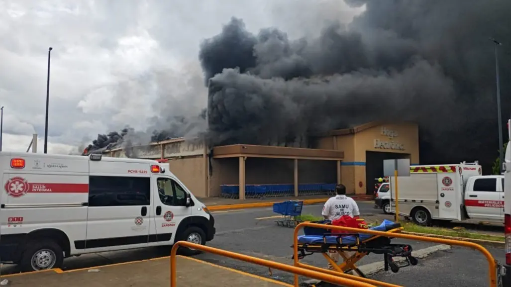 Incendio en supermercado de Zapopan moviliza a más de 130 elementos de rescate