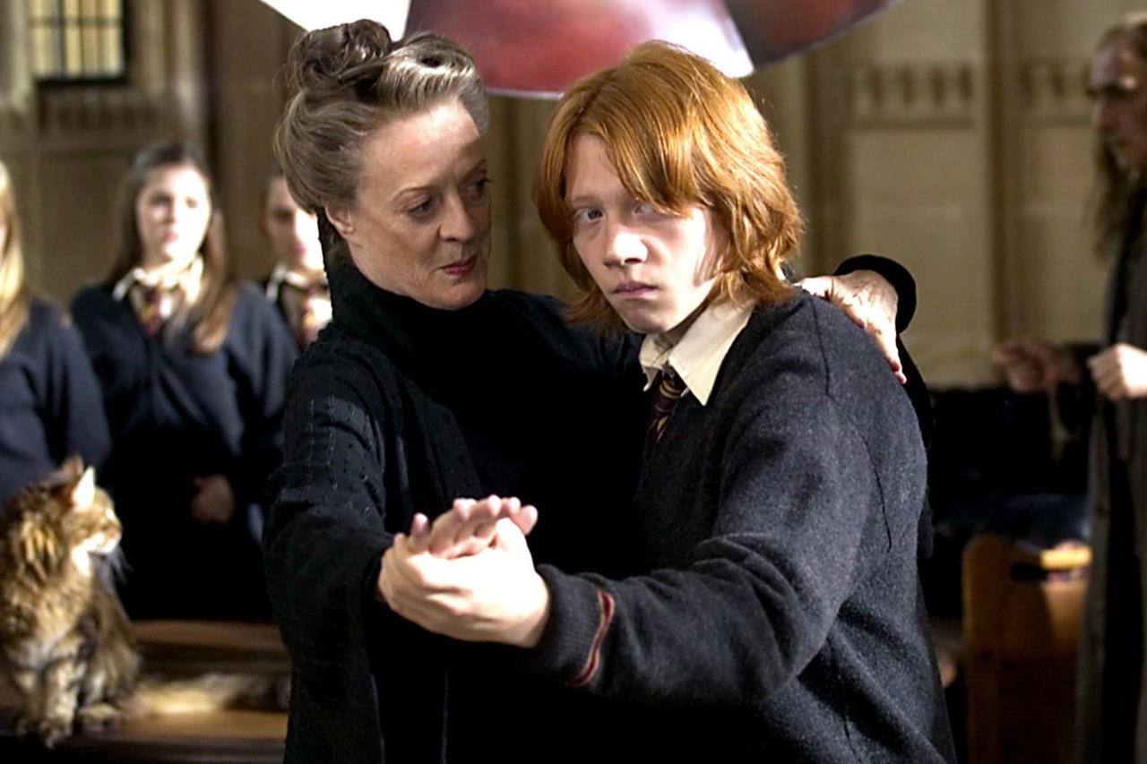 Rupert Grint y Maggie Smith compartiendo escena en Harry Potter y el Cáliz de Fuego. Foto: Warner Bros. Pictures