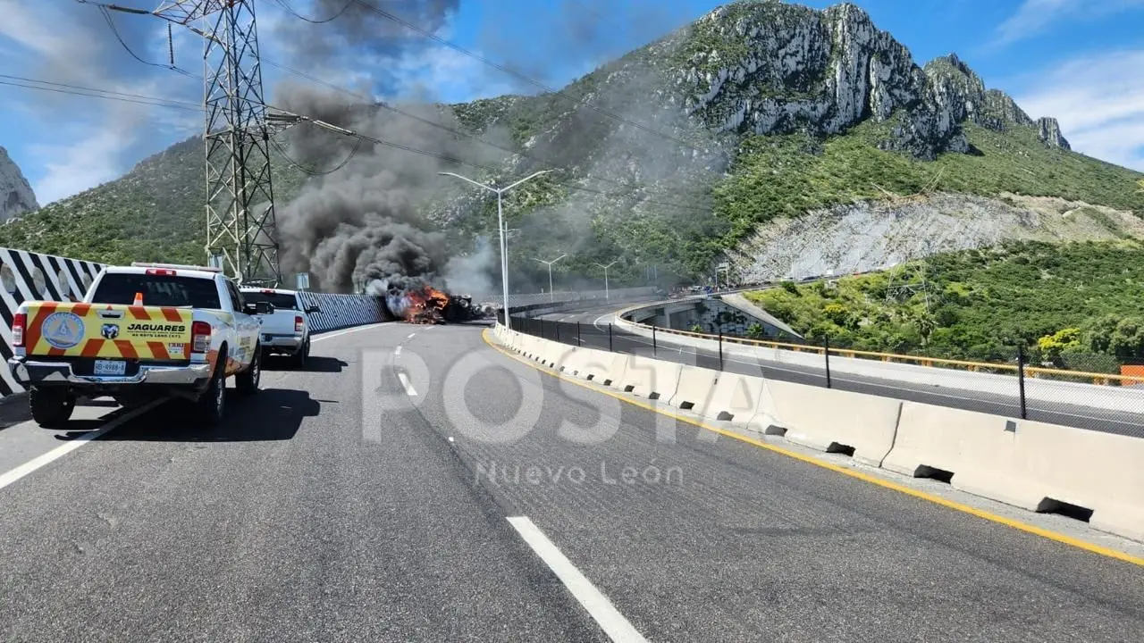 Cierre de autopista por accidente. Foto de Posta NL.