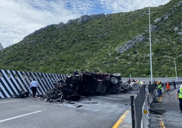 Van 4 muertos en el incendio de la autopista Saltillo-Monterrey