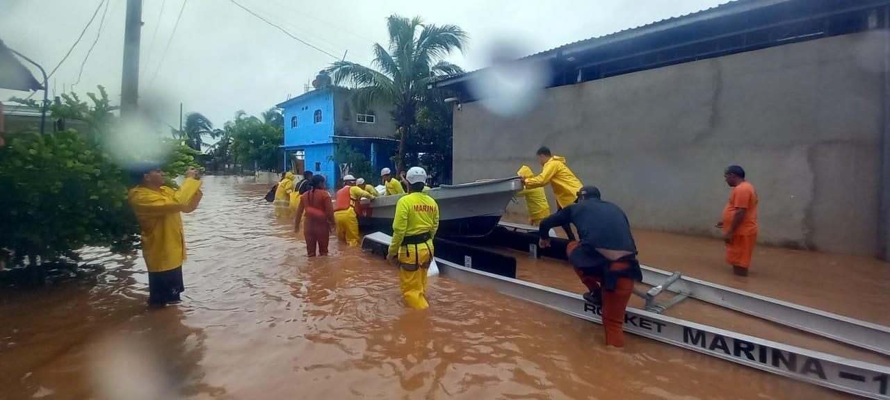 Armada de México brinda atención a afectados por huracán ‘John’ en Acapulco