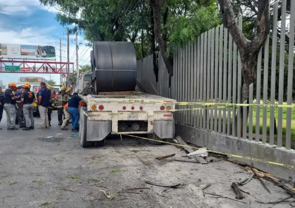 Piden ayuda para joven atropellada en accidente de tráiler en Apodaca