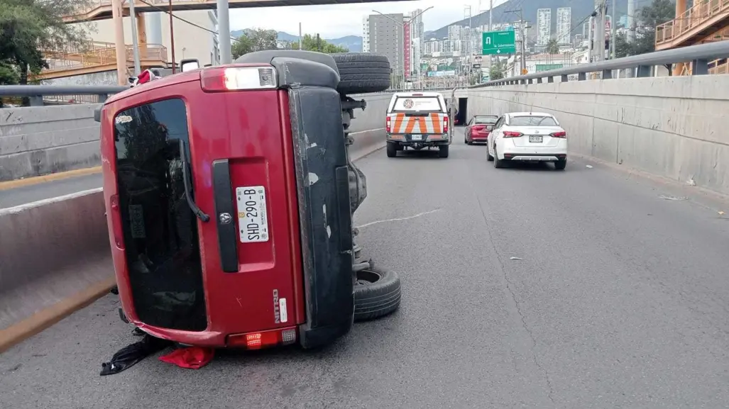 Conductor pierde control y se vuelca en Monterrey