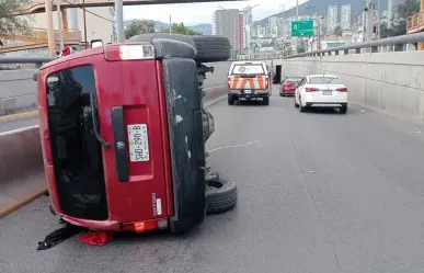 Conductor pierde control y se vuelca en Monterrey