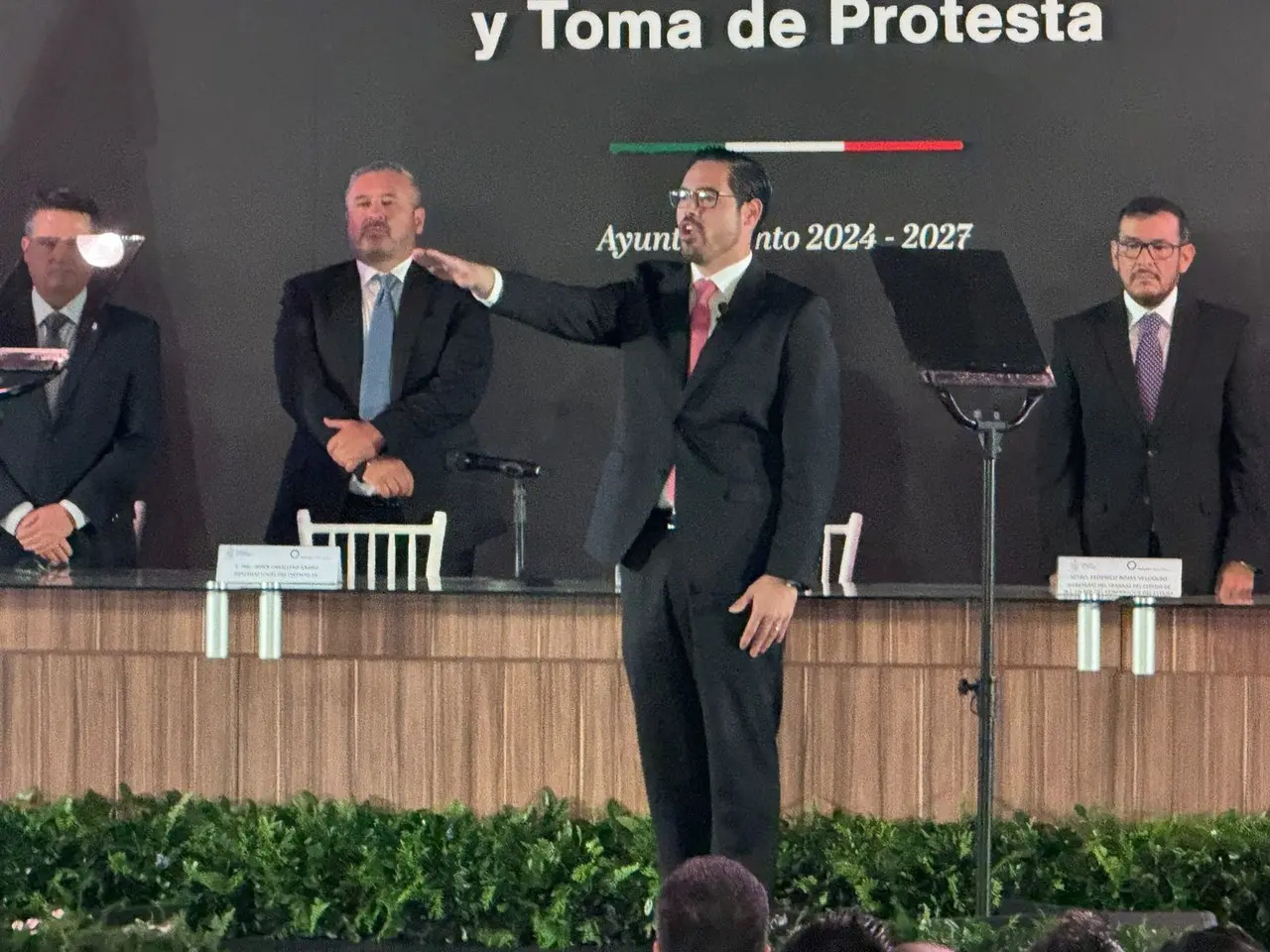 Rinde protesta David de la Peña en su relección por Santiago