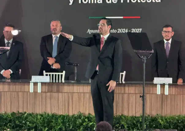 Rinde protesta David de la Peña en su relección por Santiago