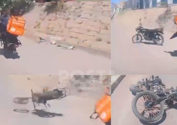 VIDEO: Repartidor realiza maniobras en su motocicleta, pierde el control y cae