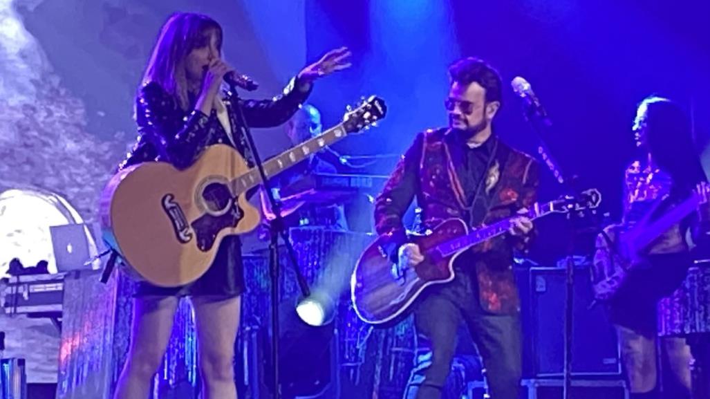 Aleks Syntek cautiva el Auditorio Cumbres con su romanticismo (VIDEO)