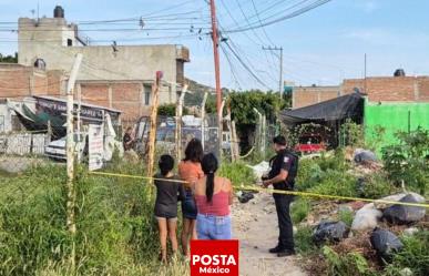 Matan a una mujer y tres hombres cuando convivían afuera de una casa