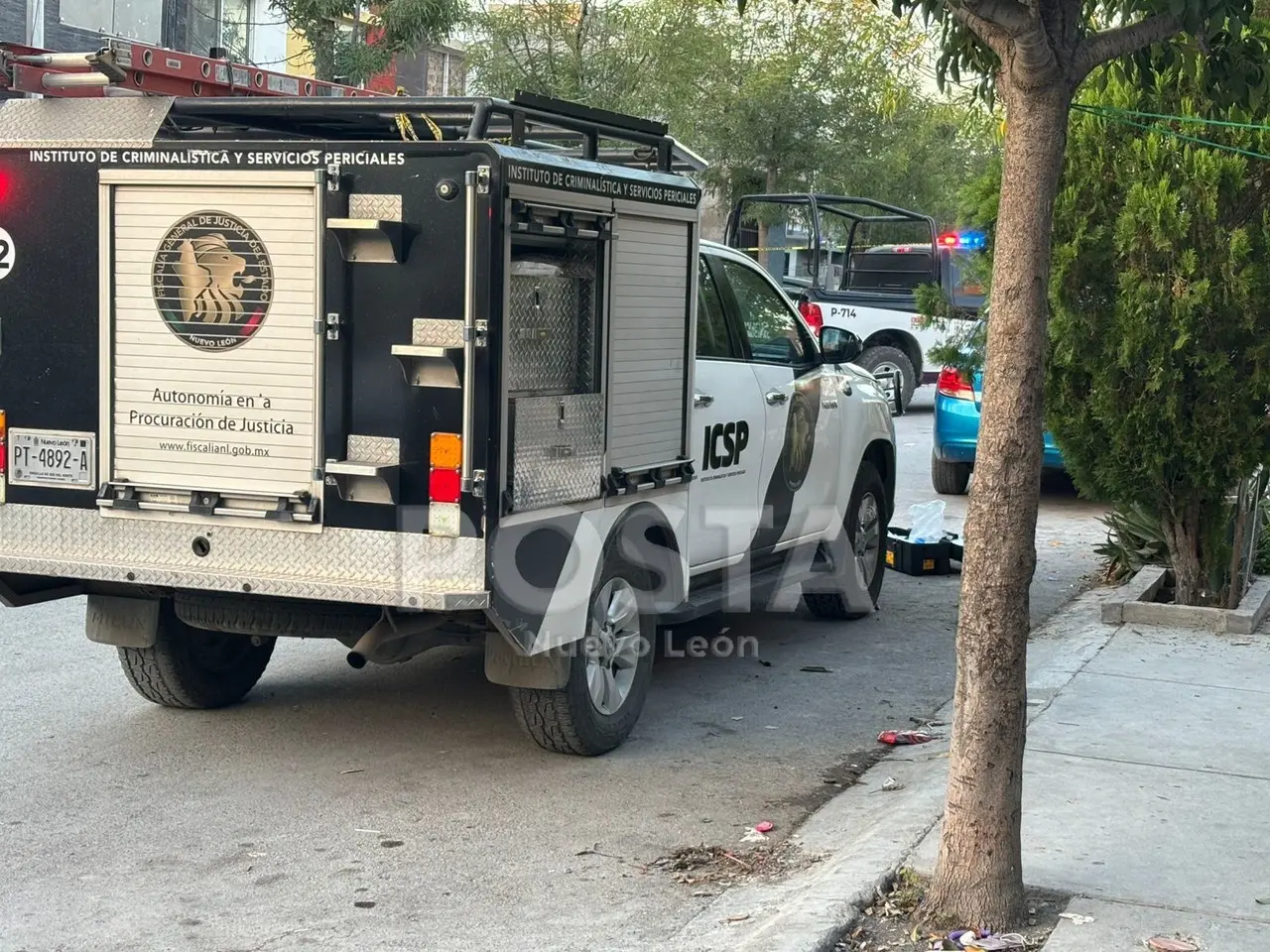 Agentes de la Fiscalía General de Justicia de Nuevo León, afuera del domicilio donde ocurrió la ejecución. Foto: POSTA MX.