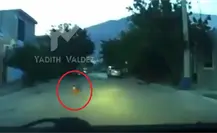 Automovilista esquiva a un bebé gateando en calles de García (VIDEO)