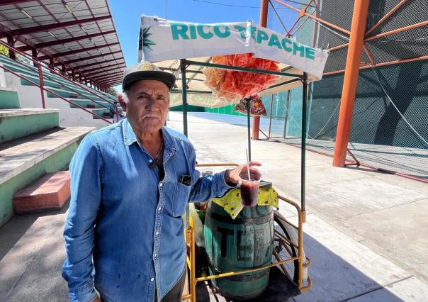Chano, más de 20 años vendiendo tepache en Durango