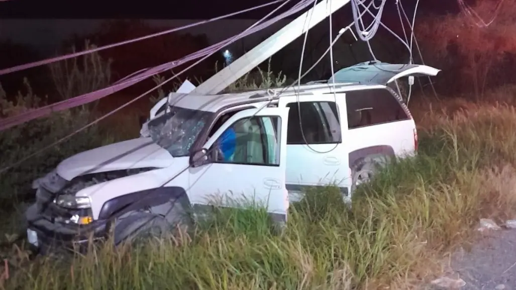 Vuelca camioneta tras chocar con poste de luz en Salinas Victoria