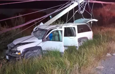 Vuelca camioneta tras chocar con poste de luz en Salinas Victoria