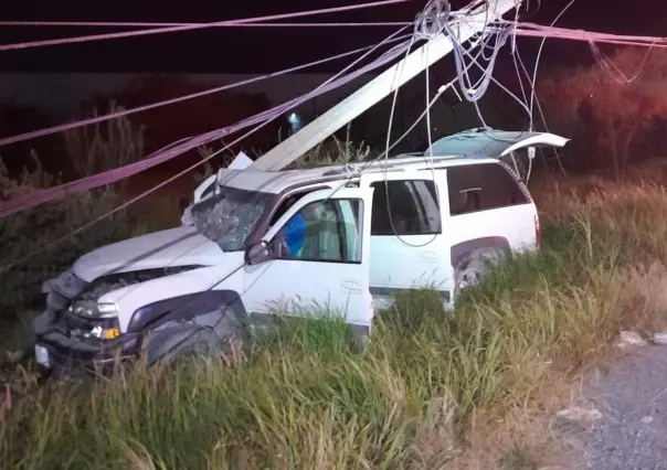 Vuelca camioneta tras chocar con poste de luz en Salinas Victoria