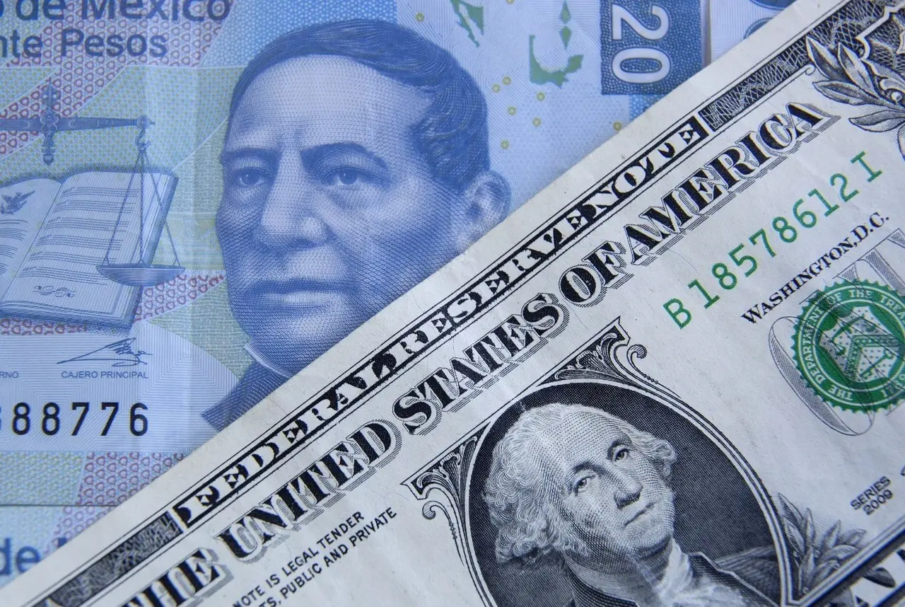 Un billete de 20 pesos junto a un dólar americano. Foto: The Dallas Morning Show.