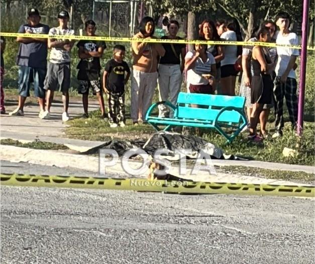 Personas viendo el cuerpo del joven asesinado en García. Foto: POSTA MX.