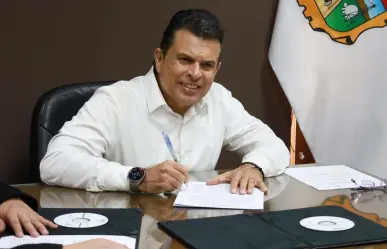 Lalo Gattás firma el Acta de entrega-recepción 2021-2024