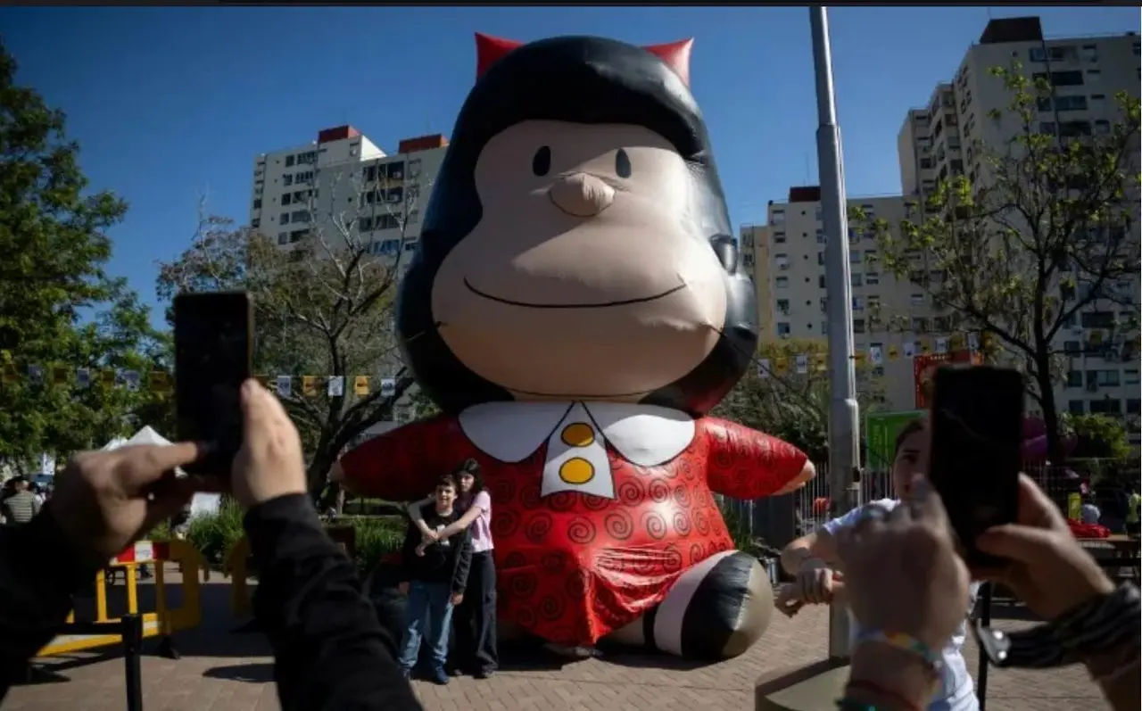 Figura inflable de Mafalda en la plaza homónima de Buenos Aires, septiembre de 2024 (Foto. TOMAS CUESTA)