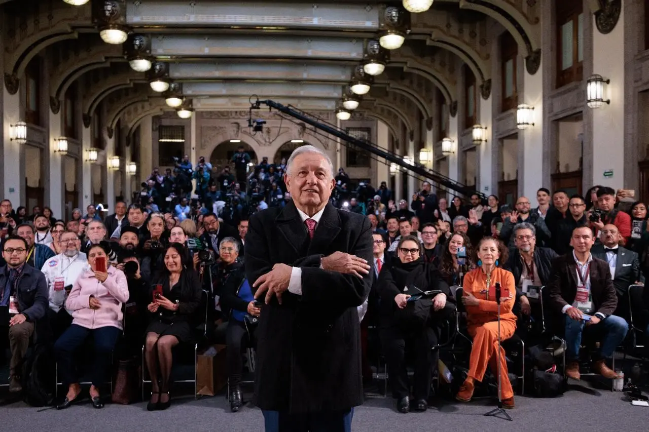 En su última conferencia matutina, el presidente Andrés Manuel López Obrador lanzó críticas contra los expresidentes Vicente Fox y Felipe Calderón, así como contra el periodista Carlos Loret de Mola. Foto: Redes sociales