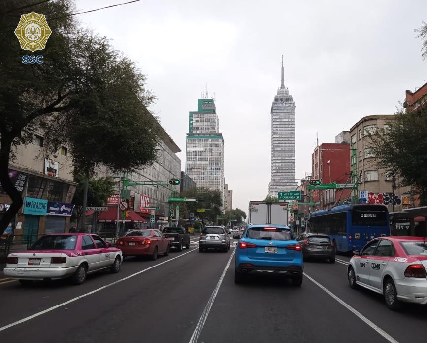 Carga vehicular en Eje Central Lázaro Cárdenas. Foto: @OVIALCDMX