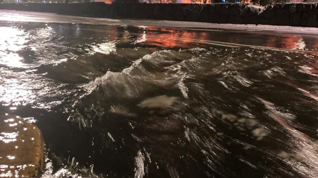 Fuga de agua en Polanco desperdicia miles de litros y afecta vialidad