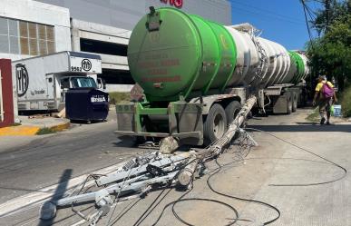 Pipa provoca caos al impactar postes y cableado de CFE en Tampico