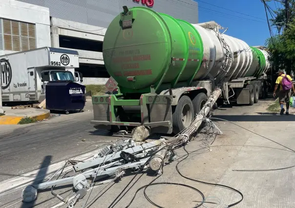 Pipa provoca caos al impactar postes y cableado de CFE en Tampico