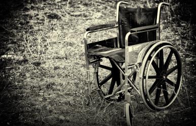 Mujer en silla de ruedas sufre grave accidente en el Periférico LEA de Saltillo