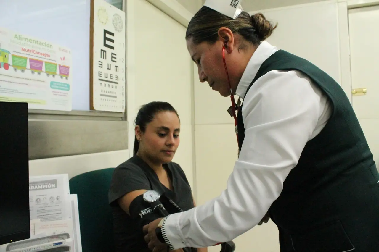 El Instituto Mexicano del Seguro Social (IMSS) en Tamaulipas hace un llamado a la población derechohabiente para acudir a su Unidad de Medicina Familiar (UMF) y participar en acciones preventivas para mejorar su salud. Foto: IMSS