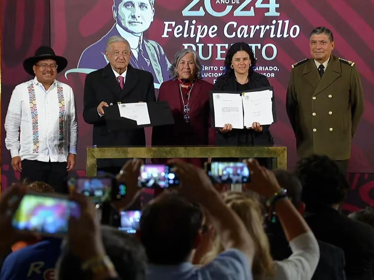 AMLO firma últimas reformas constitucionales. Foto: SS de conferencia de prensa