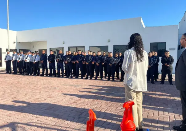 Elva Deyanira Martínez presenta equipo de seguridad en General Zuazua