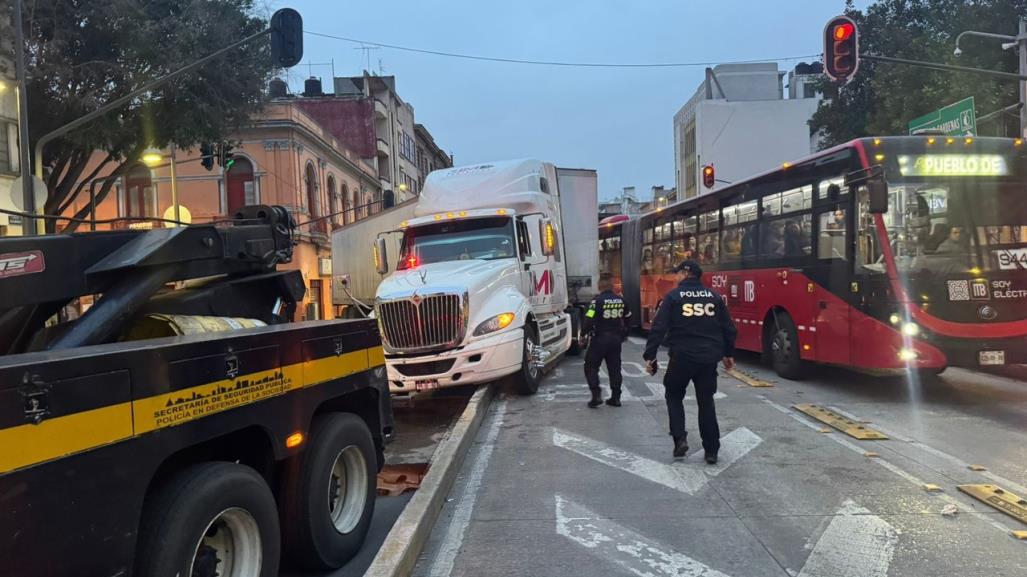 Tráiler causa bloqueo en carril exclusivo del Metrobús en Balderas