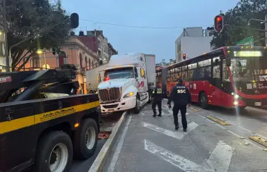 Tráiler causa bloqueo en carril exclusivo del Metrobús en Balderas