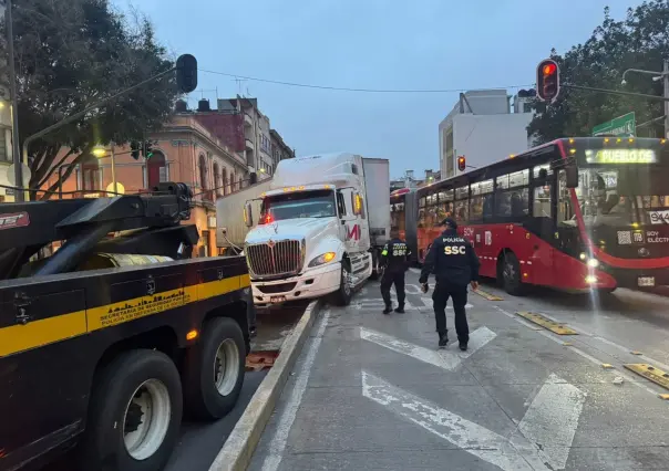 Tráiler causa bloqueo en carril exclusivo del Metrobús en Balderas