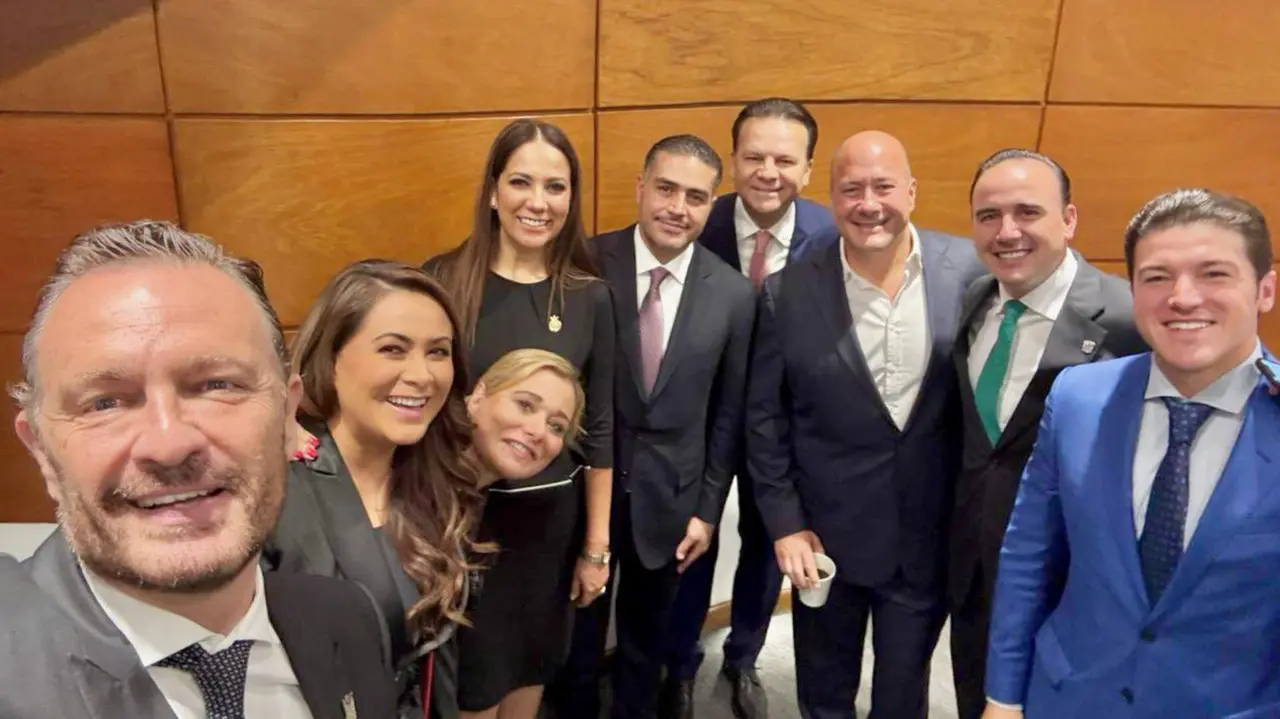 El Gobernador de Durango, Esteban Villegas, presente en la toma de protesta de Claudia Sheinbaum; destaca con corbata cuatroteísta. Foto: X/ @EVillegasV.