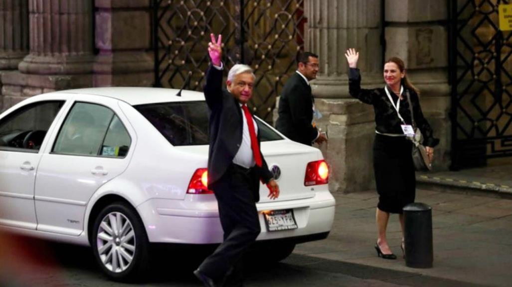 AMLO se traslada en un Jetta a la toma de protesta de Claudia Sheinbaum