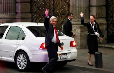 AMLO se traslada en un Jetta a la toma de protesta de Claudia Sheinbaum