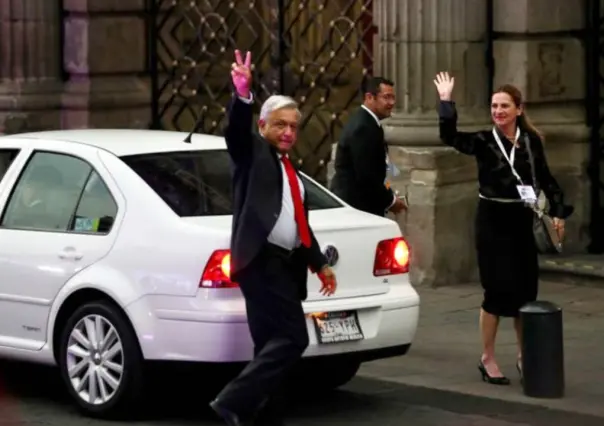 AMLO se traslada en un Jetta a la toma de protesta de Claudia Sheinbaum