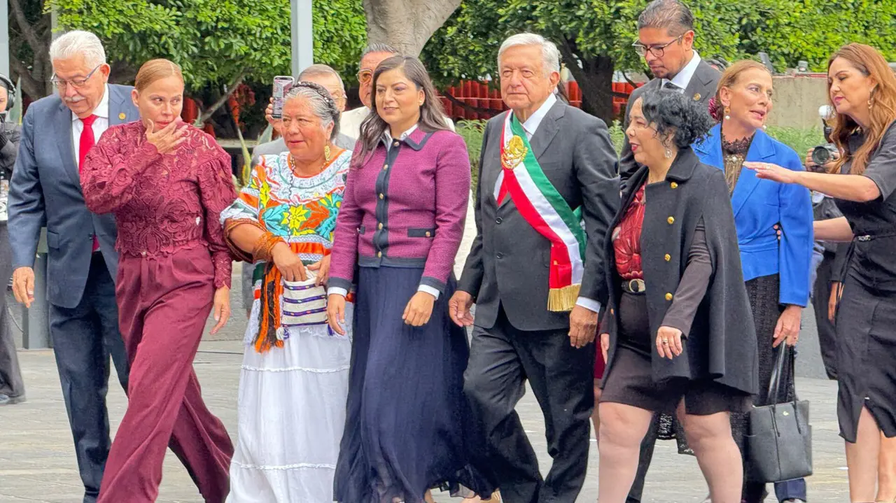 La diputada duranguense Alma Marina Vitela fue una de las comisionadas para conducir al presidente AMLO en la Cámara de Diputados durante la toma de protesta de su sucesora. Foto: Cortesía.