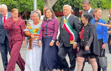 Marina Vitela, diputada de Durango, en comisión que recibe a AMLO en el Congreso