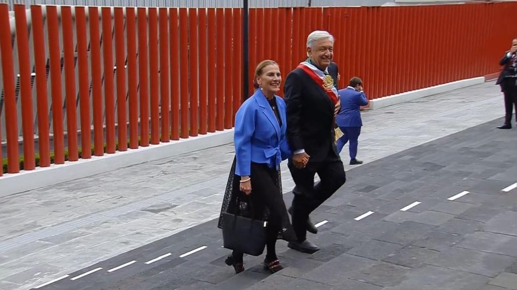 AMLO llega a San Lázaro portando la banda presidencial