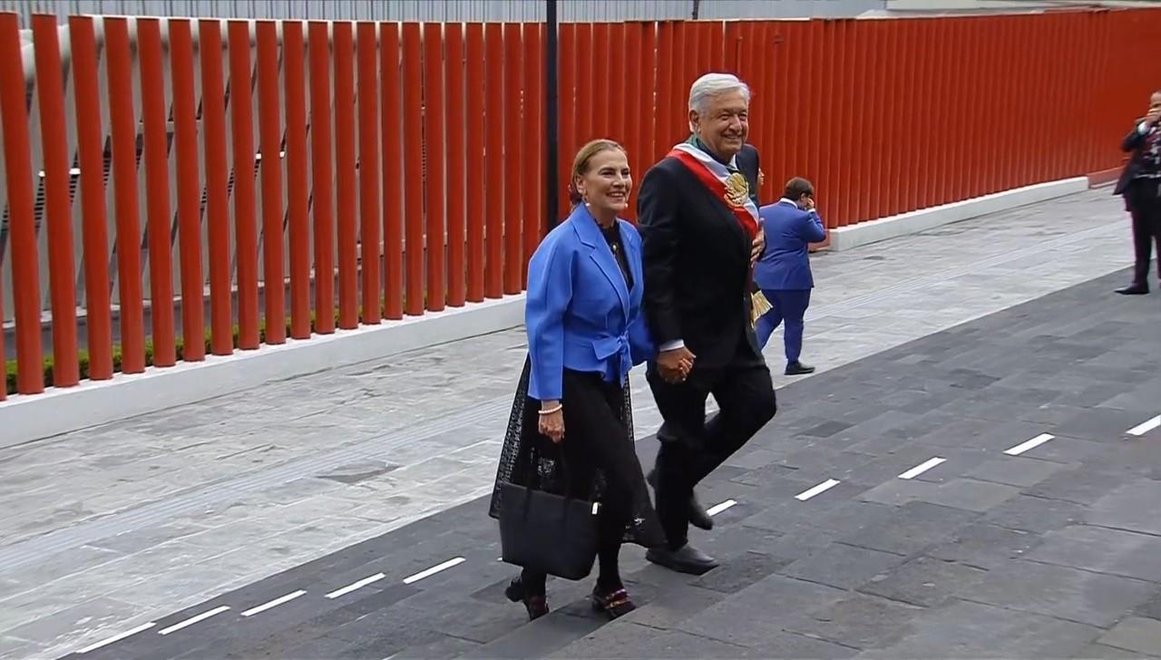 Andrés Manuel López Obrador, llegó acompañado de su esposa Beatriz Gutiérrez Müller a la toma de protesta de Claudia Sheinbaum. Foto: Redes sociales